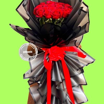 دسته گل رز قرمز لاکچری با دسته بندی خاص
